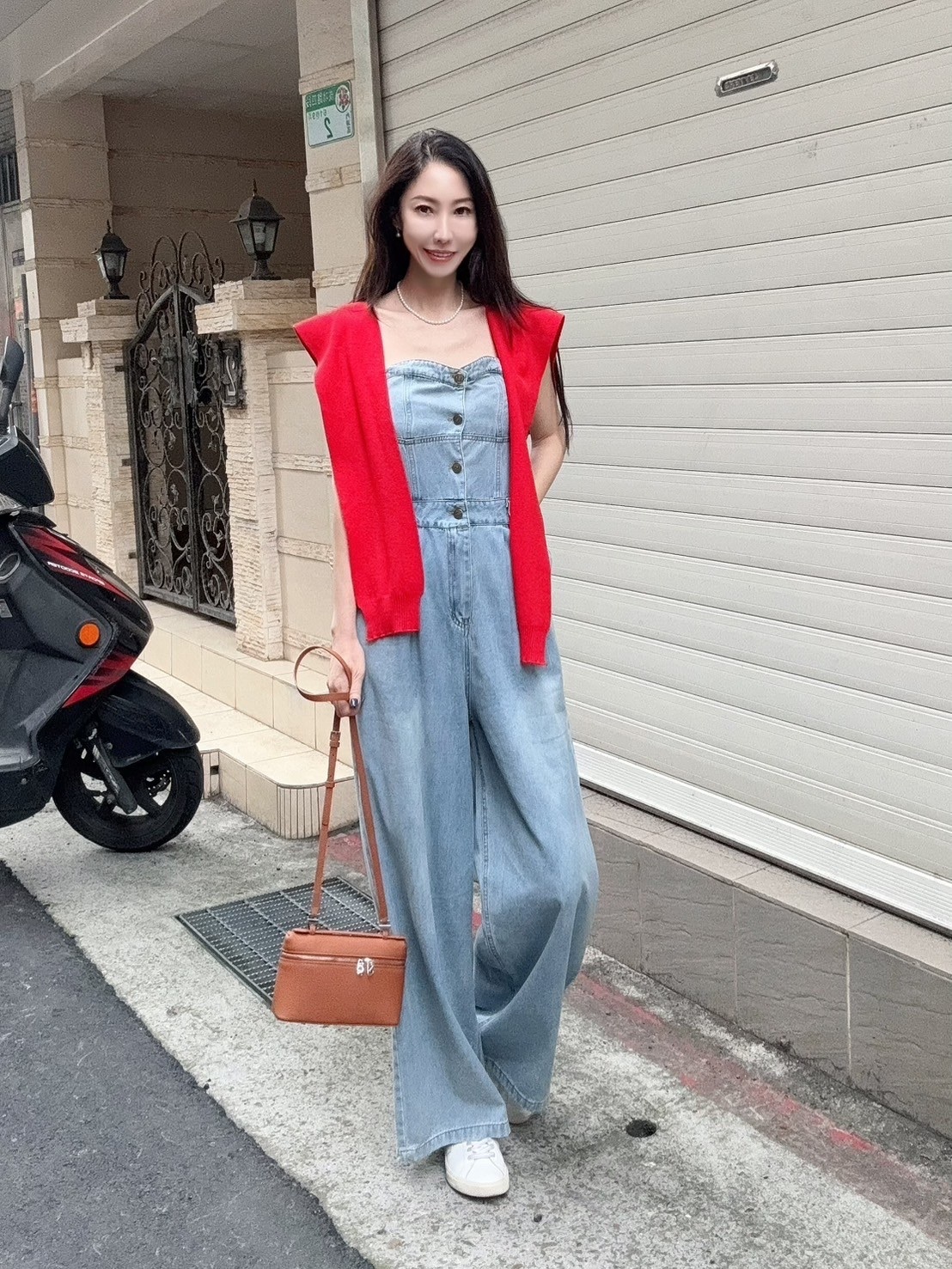 Baby系列 B05022 現貨-性感馬甲式排扣牛仔長褲一件式套裝（附披肩）