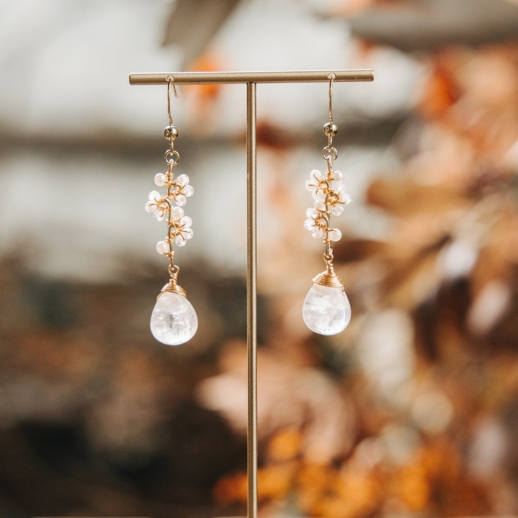 雲霧繚繞 水滴形白幽靈水晶編織貝珠耳勾 天然石白水晶 雪花純銀勾針耳環 金色／銀色