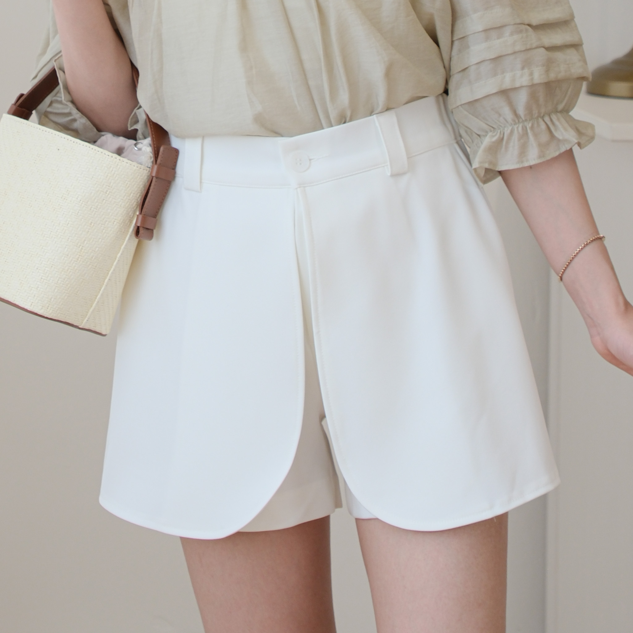 百搭顯瘦！挺身修形西裝料短褲 (純白/黑) BT400