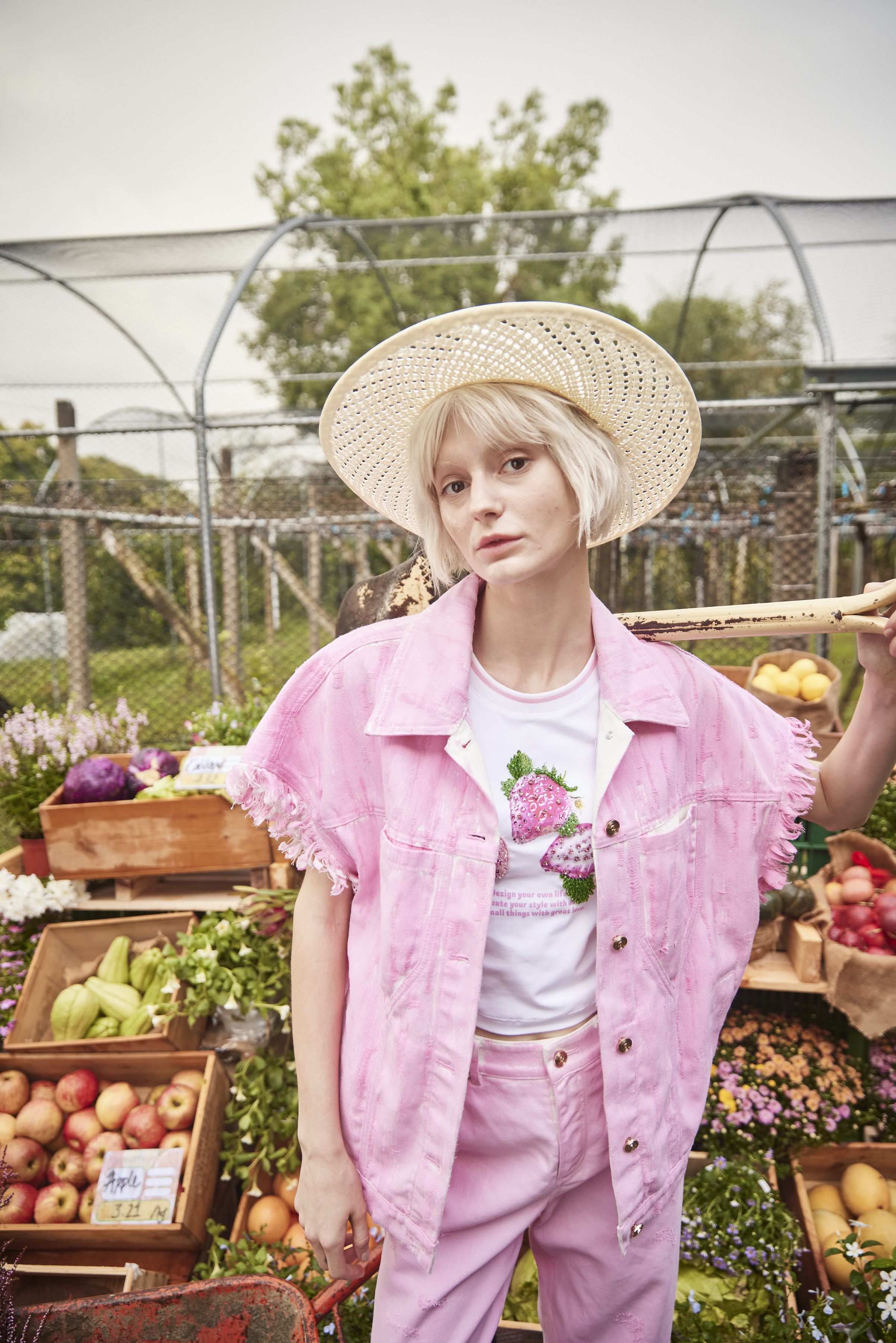 BE10351A1 鑽鑽亮片草莓T