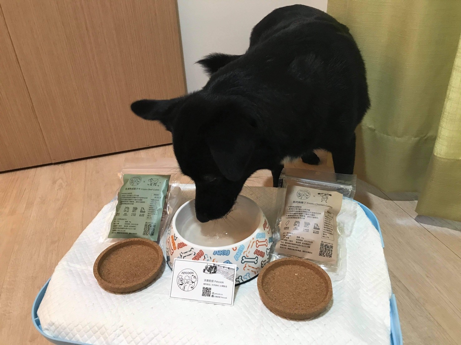 狗狗喝水圖