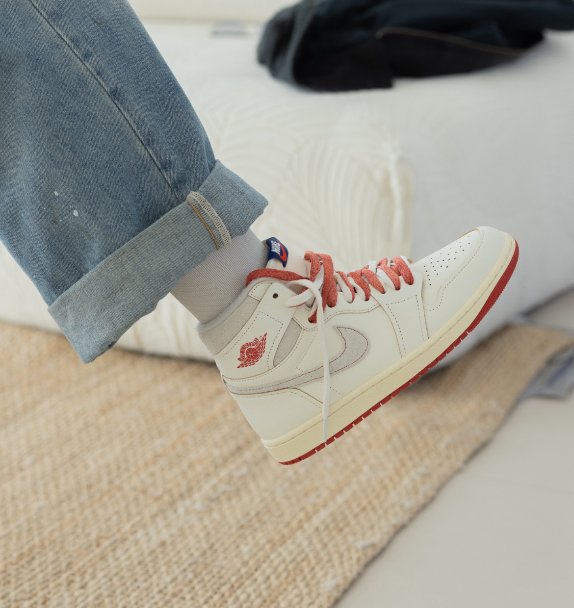 女鞋 NIKE W AIR JORDAN 1 HIGH OG 米紅 高筒 雙色鞋帶 麂皮 休閒鞋【DB4612-100】AJ1