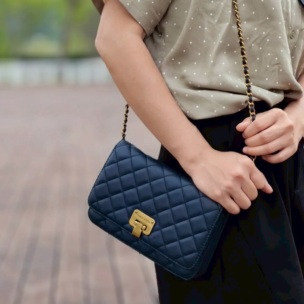 CHARLES & KEITH 小CK 菱格紋鍊條包 黑/白 側背包 肩背包 WOC包