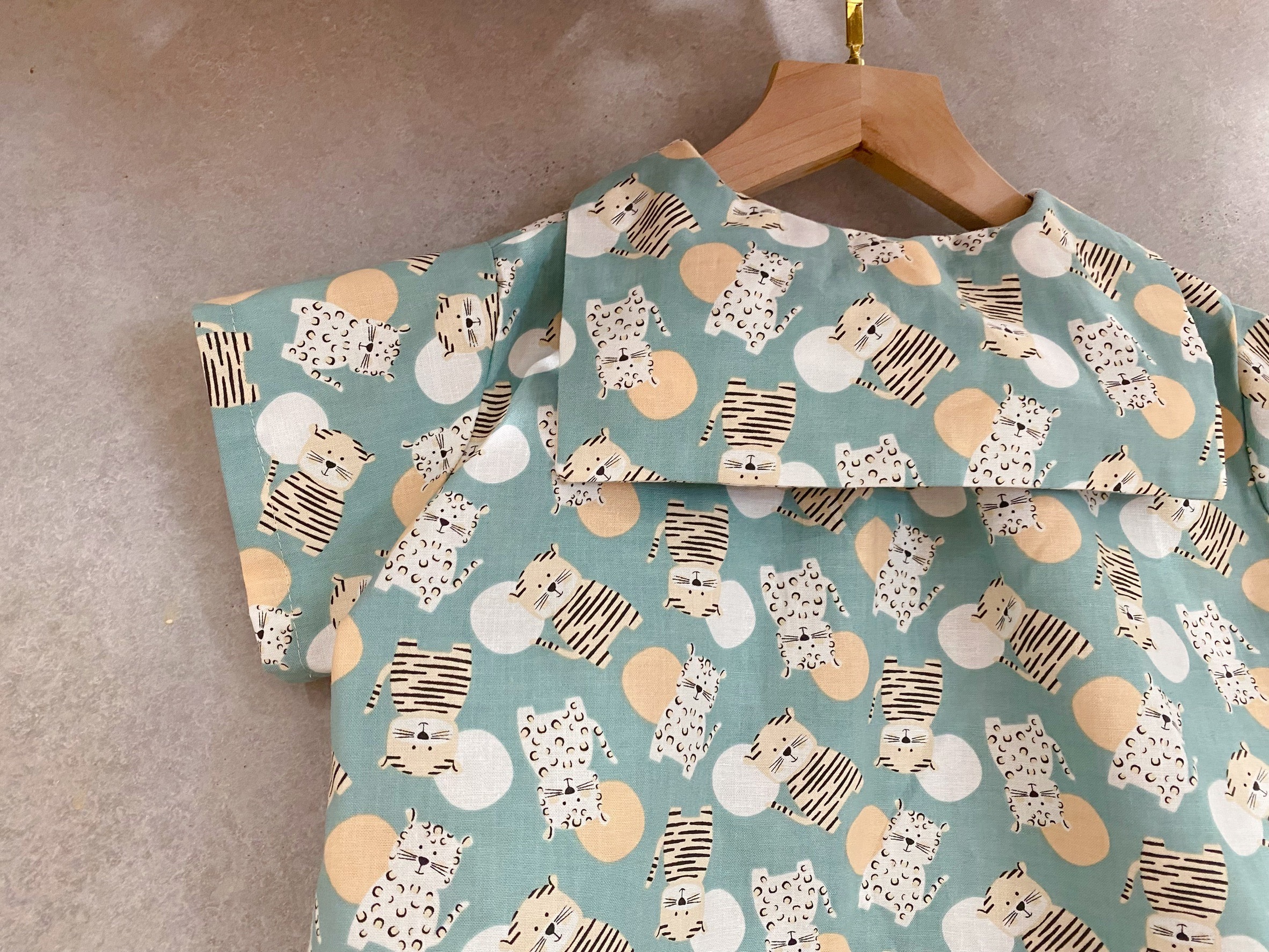 薄荷綠底月亮老虎 海軍領短袖上衣(110)