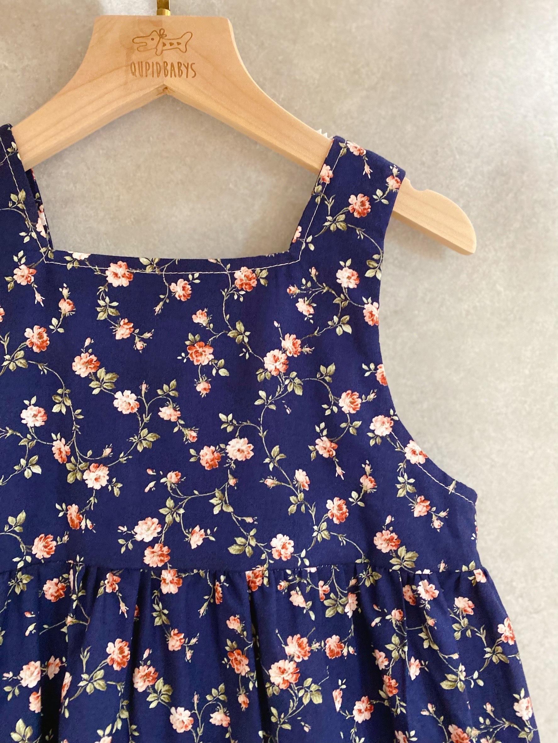 深藍底粉花卉 方方背心魚尾長洋裝(100)