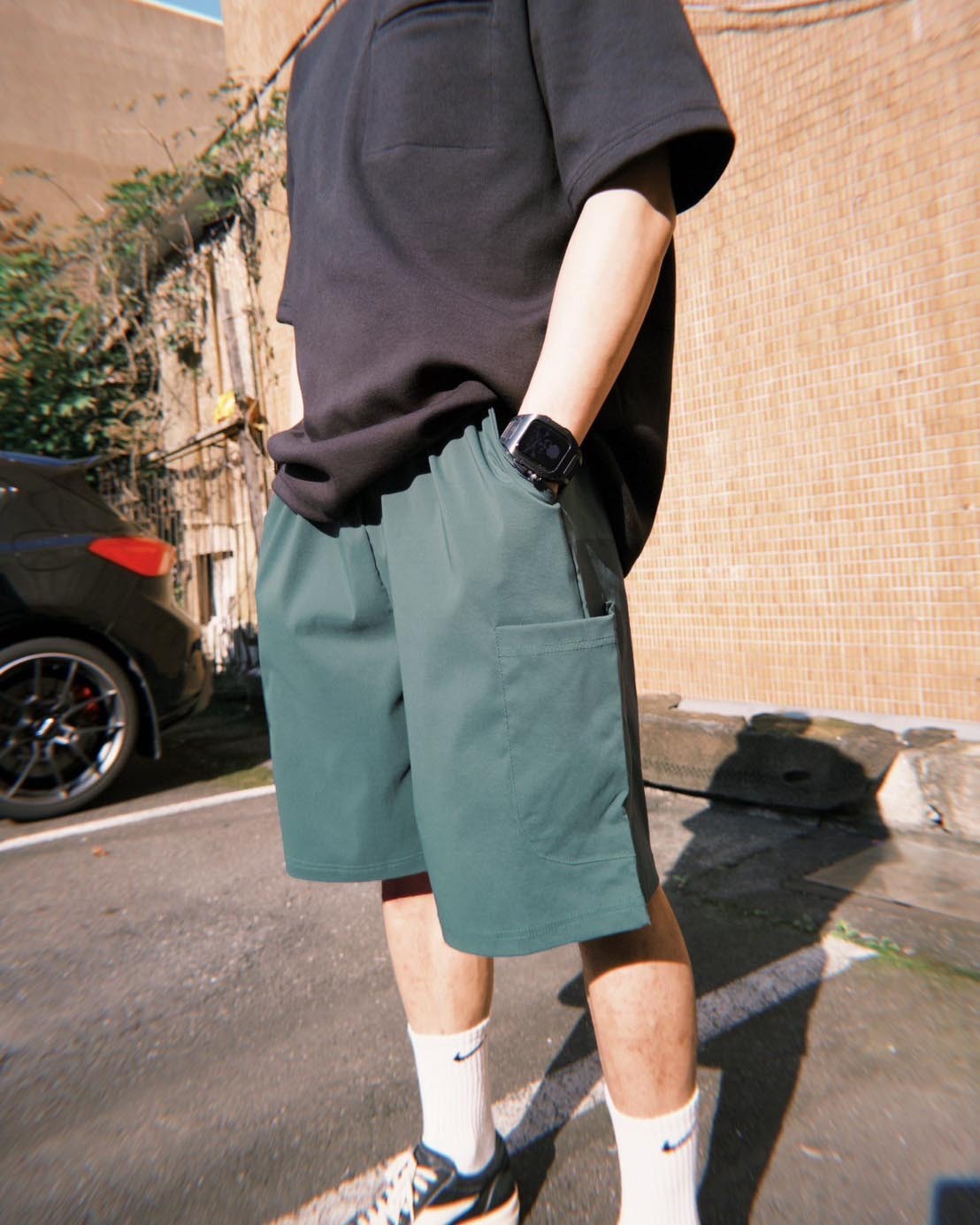 防潑水工裝大口袋短褲 男模特室外實穿照