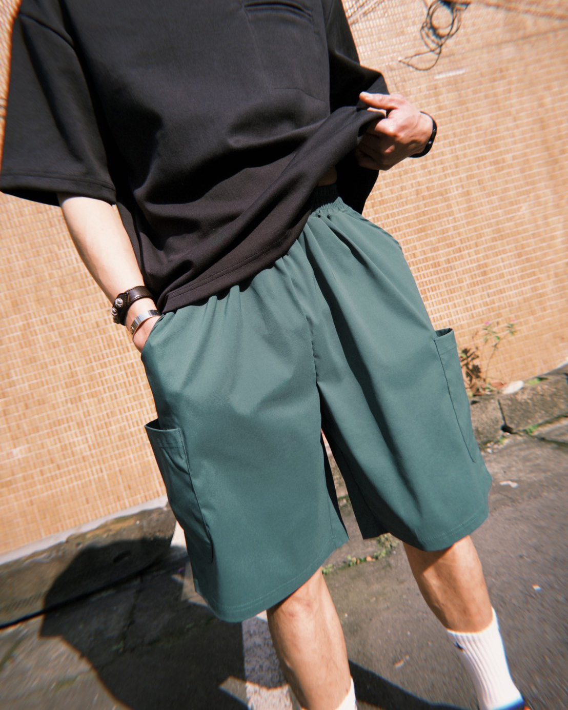 #25102 3M防潑水工裝大口袋短褲 男模特正面實穿照