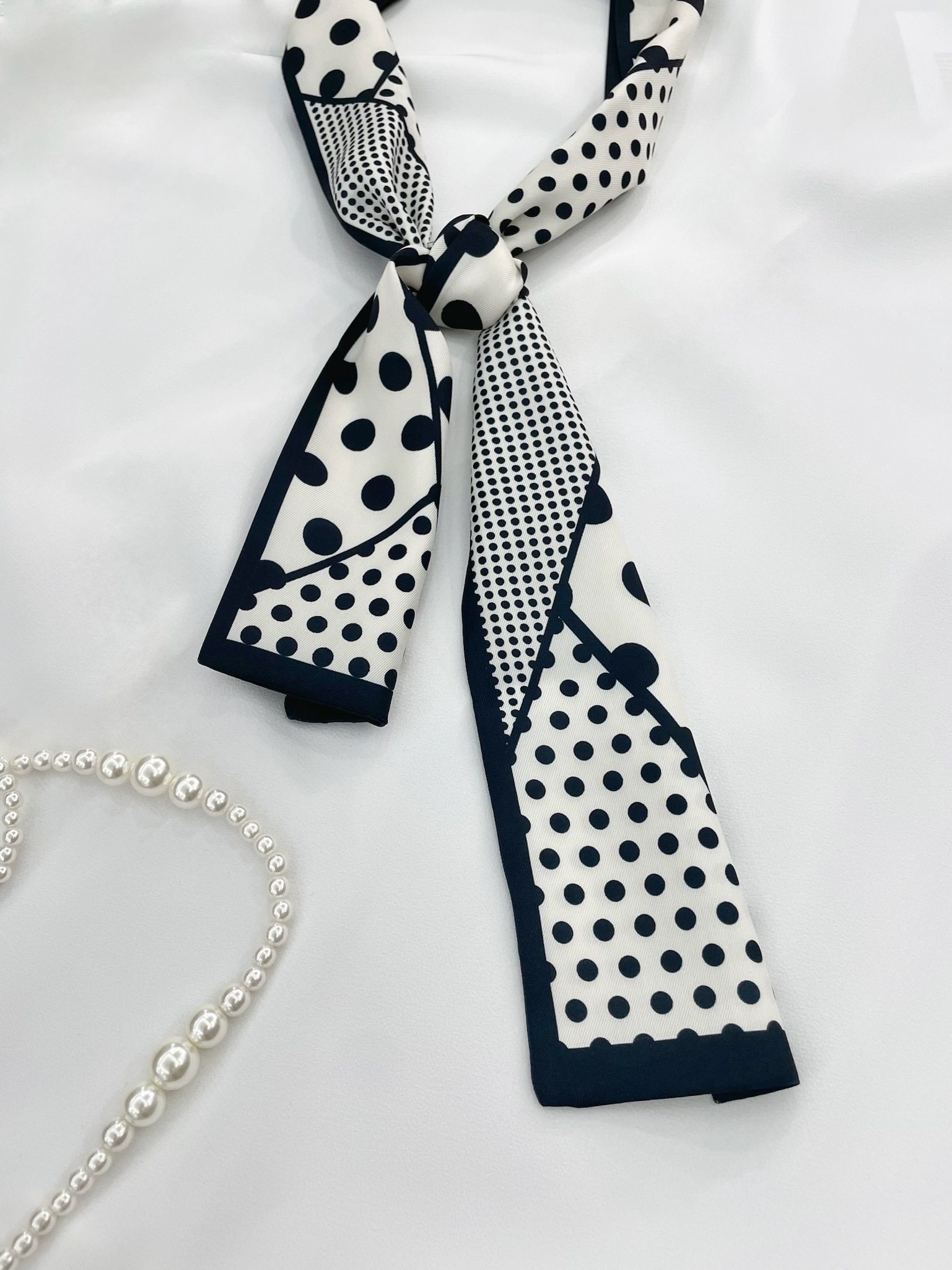 絲滑質感點點領巾