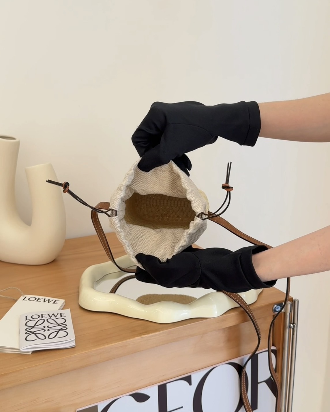 LOEWE｜POCKET 小牛皮草編手機包 米咖色