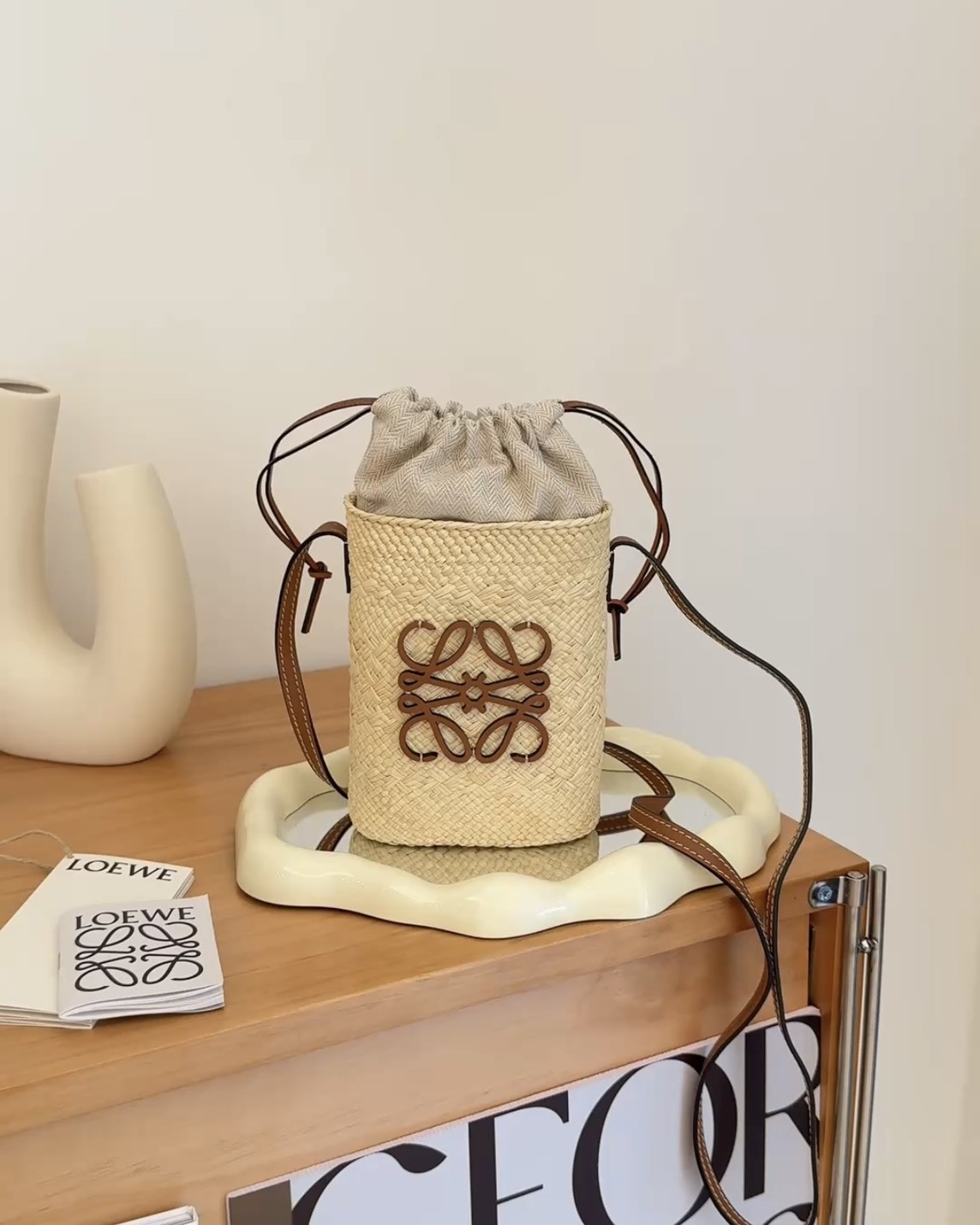 LOEWE｜POCKET 小牛皮草編手機包 米咖色