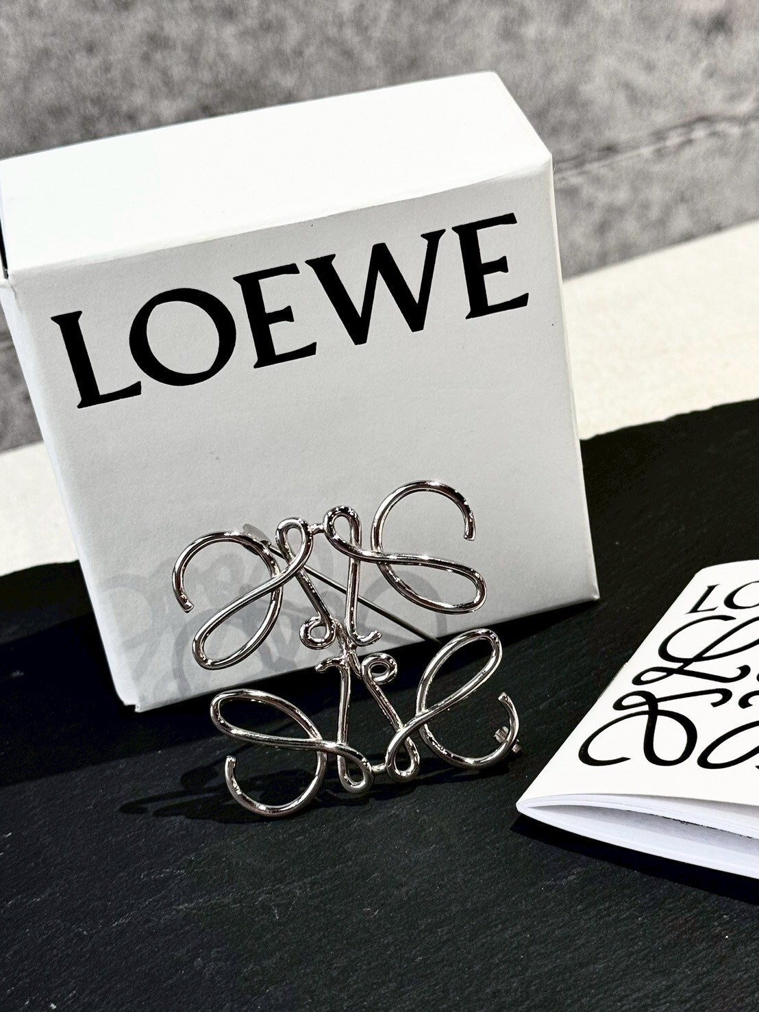 LOEWE 經典款 金屬 鉑銀 胸針 男女同款 情侶款