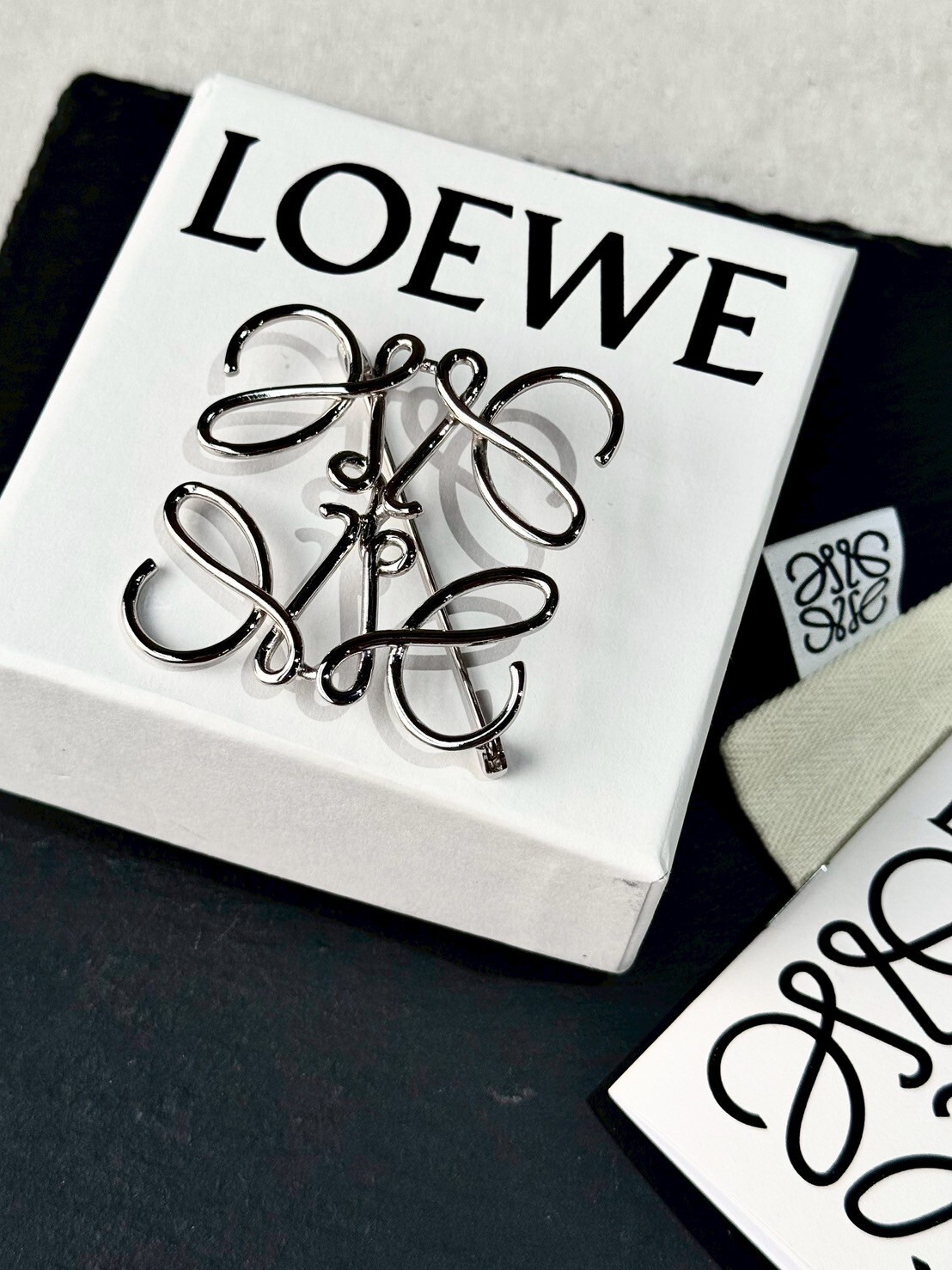 LOEWE 經典款 金屬 鉑銀 胸針 男女同款 情侶款
