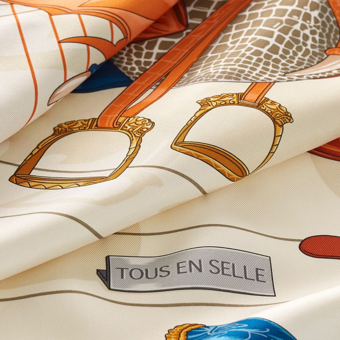 全新HERMES絲巾90x90cm H004204S 01 馬鞍圖案 奶白色/橙色/藍色 Tous en Selle Scarf 90 #BRAND NEW #香榭站正品