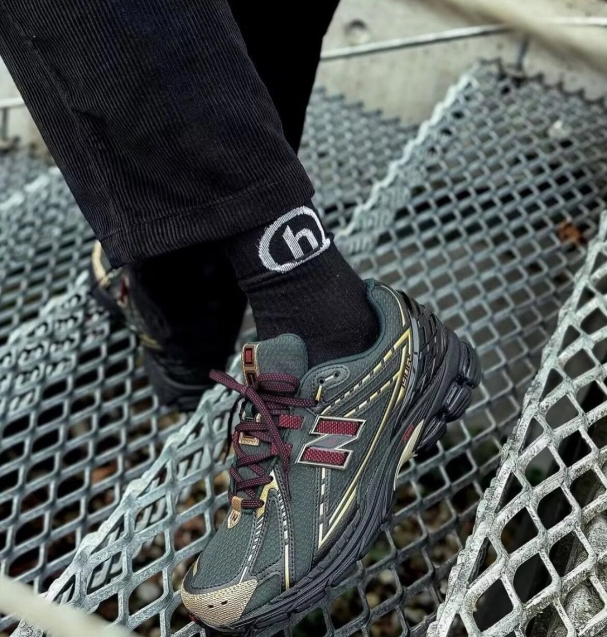 KITH x New Balance 1906R 黑色跑鞋 男款