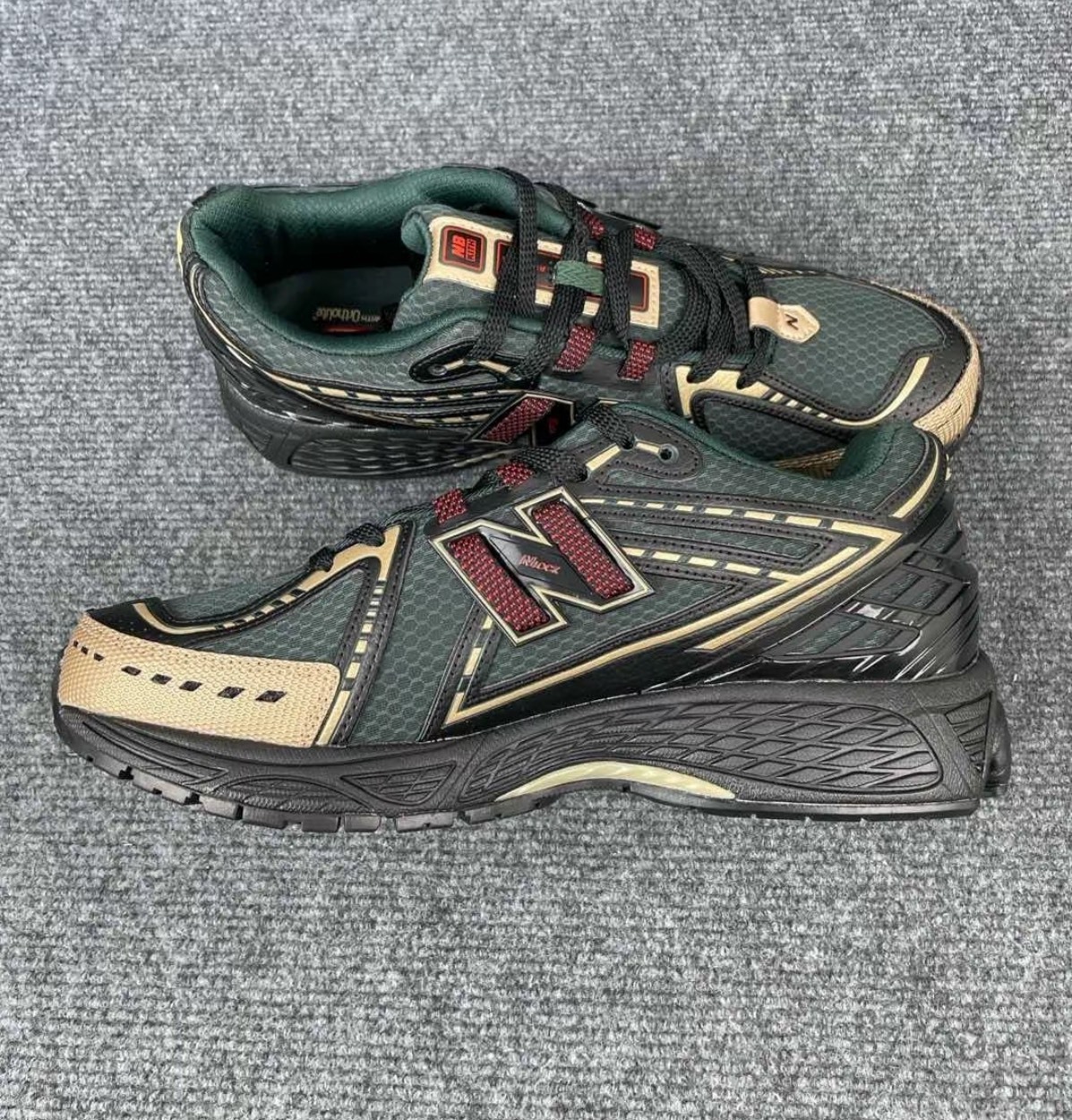 KITH x New Balance 1906R 黑色跑鞋 男款