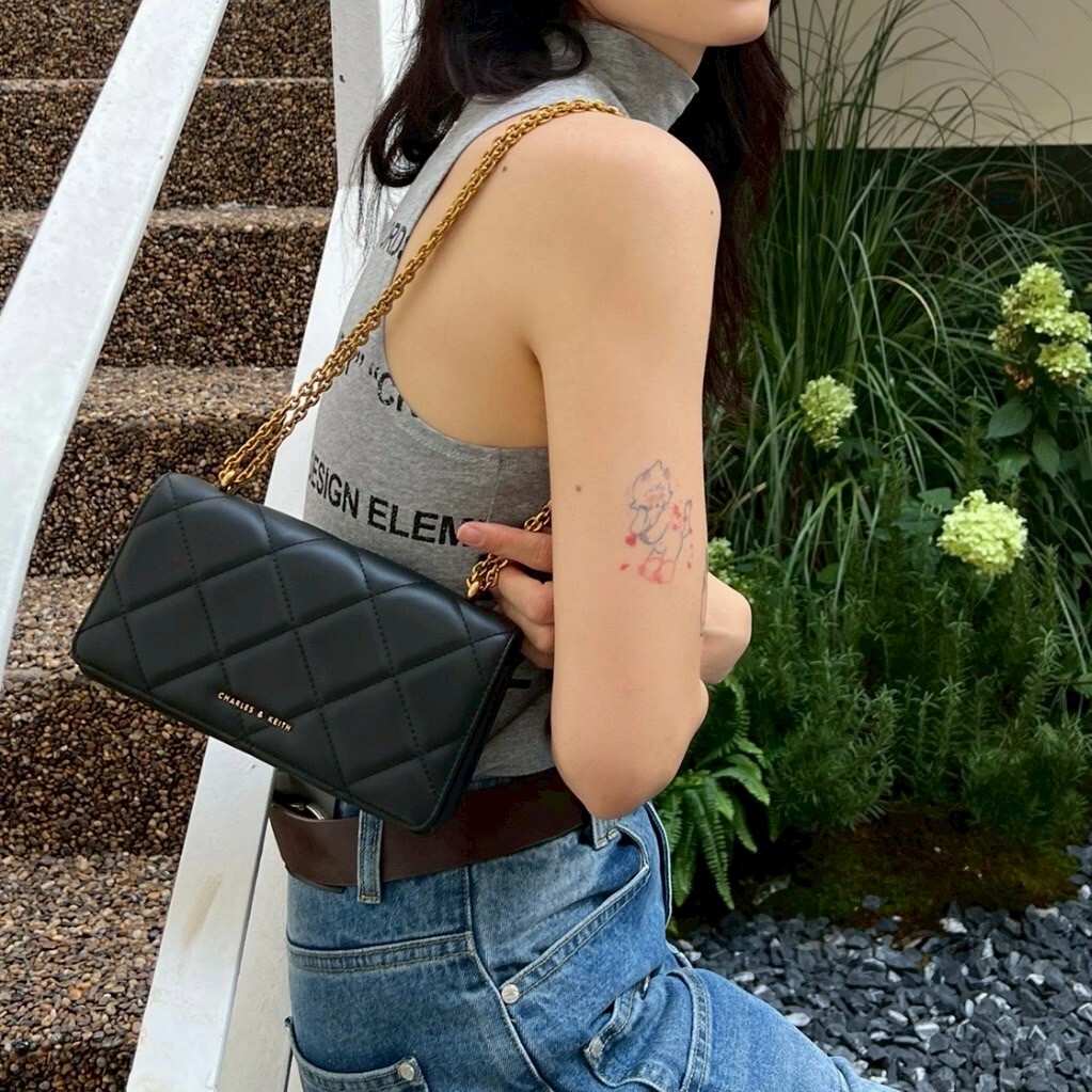 CHARLES & KEITH 小CK 菱格紋WOC 鍊條包 經典黑/奶油白 側背包 肩背包