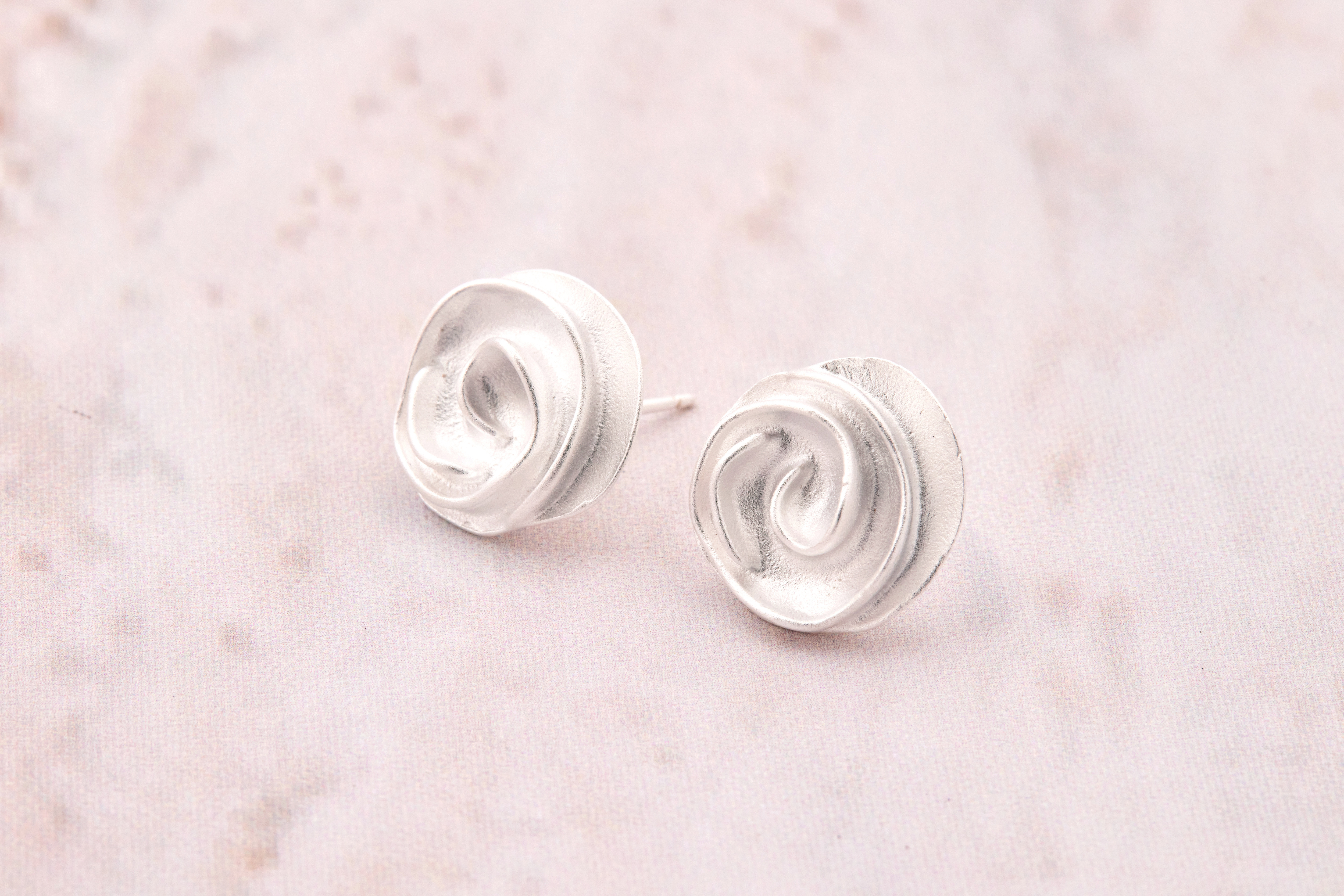 E2076  |  純銀磨砂玫瑰耳環