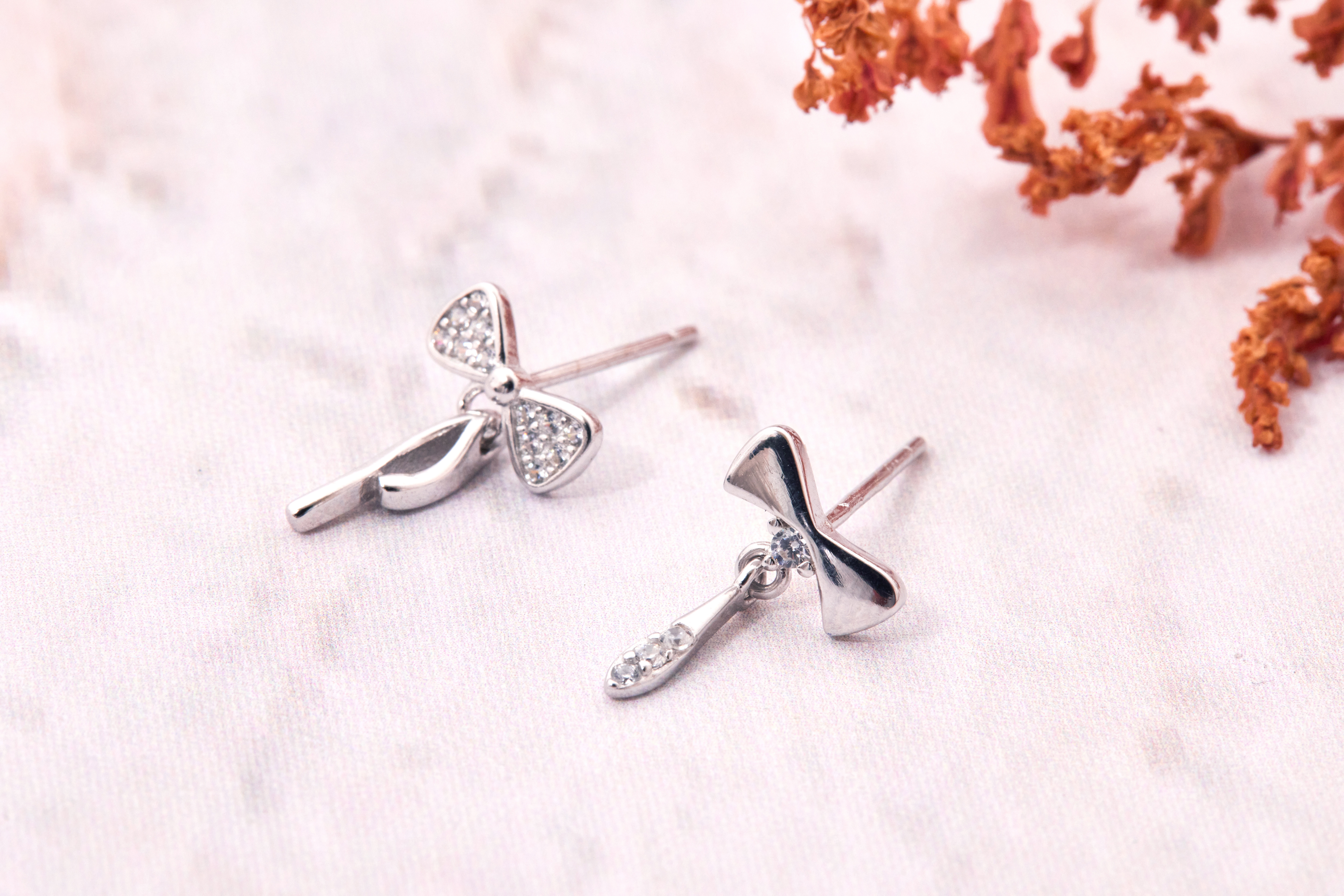 E2130  |  純銀鋯石蝴蝶結耳環