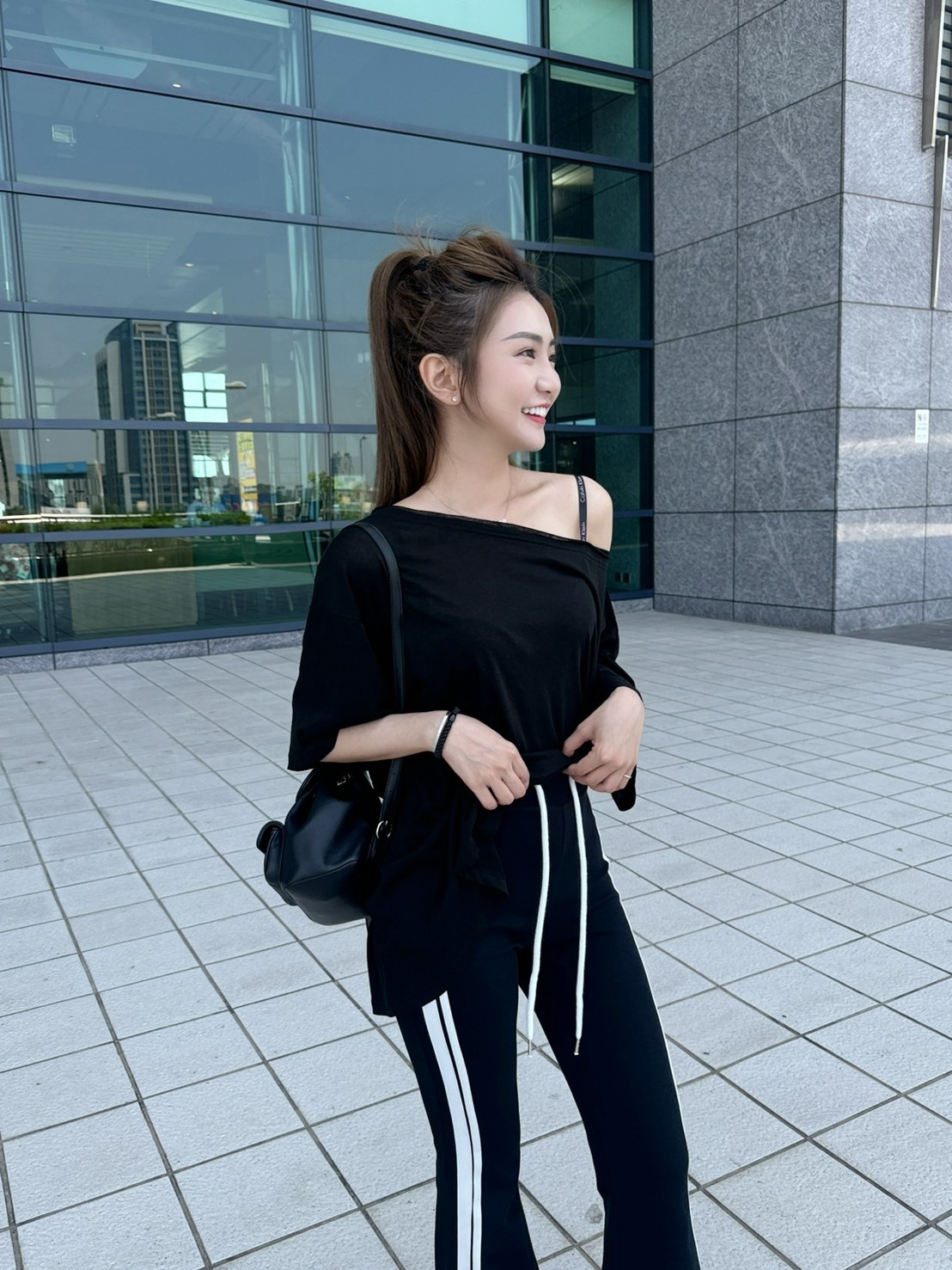 ［預購］🔥05.14春夏新品］💥💥-9kg大長腿褲］🇰🇷正韓高腰鬆緊腰抽繩超彈側邊條開叉休閒微喇叭褲（黑色/兩色）