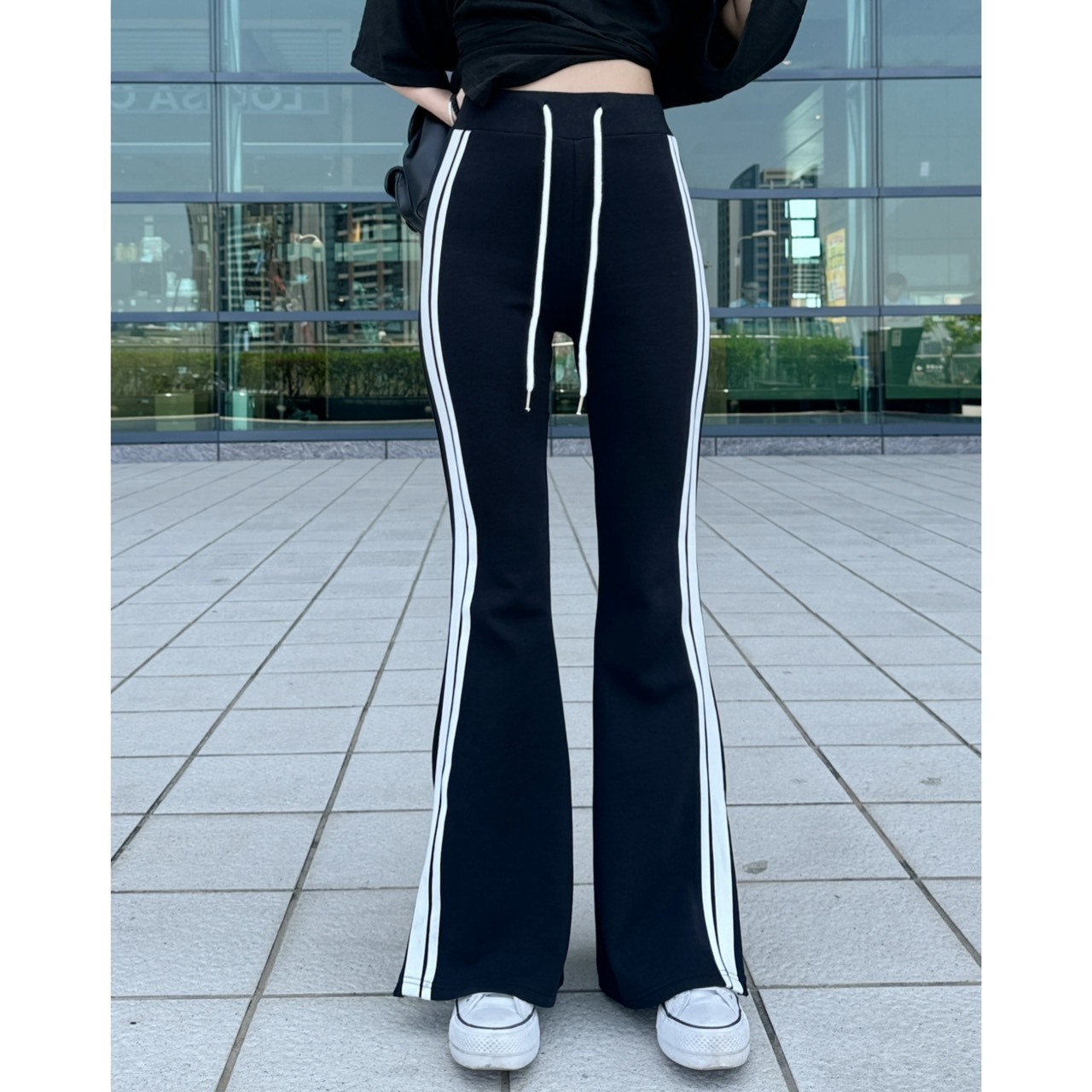 ［預購］🔥05.14春夏新品］💥💥-9kg大長腿褲］🇰🇷正韓高腰鬆緊腰抽繩超彈側邊條開叉休閒微喇叭褲（黑色/兩色）