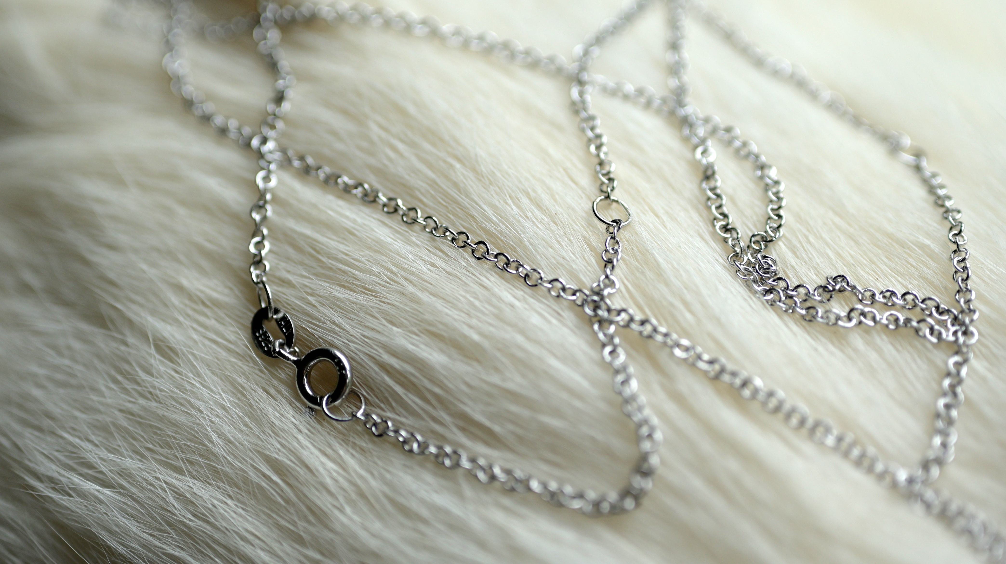 Available in 2 lengths.925純銀鍊