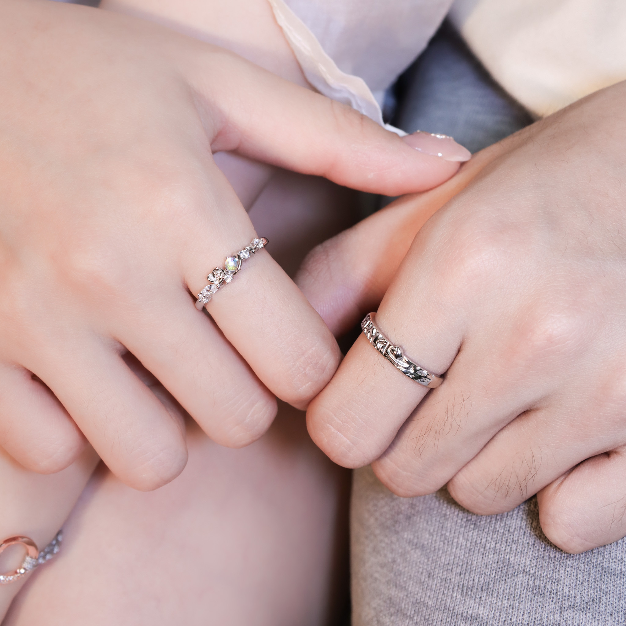 | 925純銀・ 厚鍍白金・琉璃 | 灌溉愛意童話情侶戒指（男款/女款） | RI0842 |