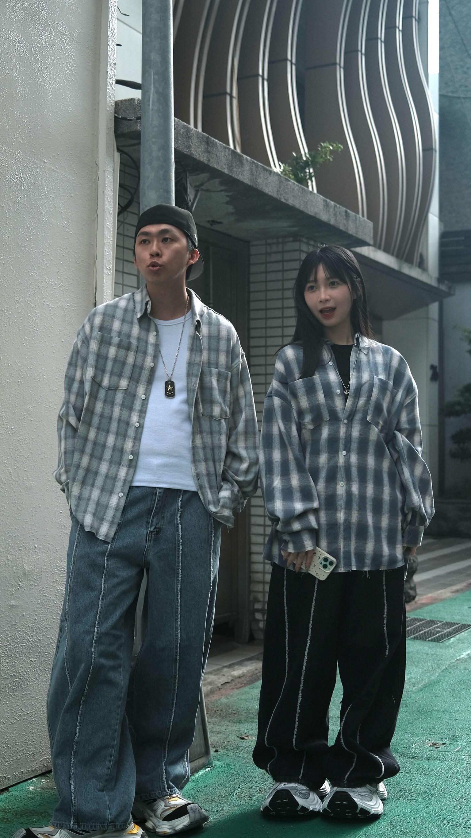 不收邊格子襯衫