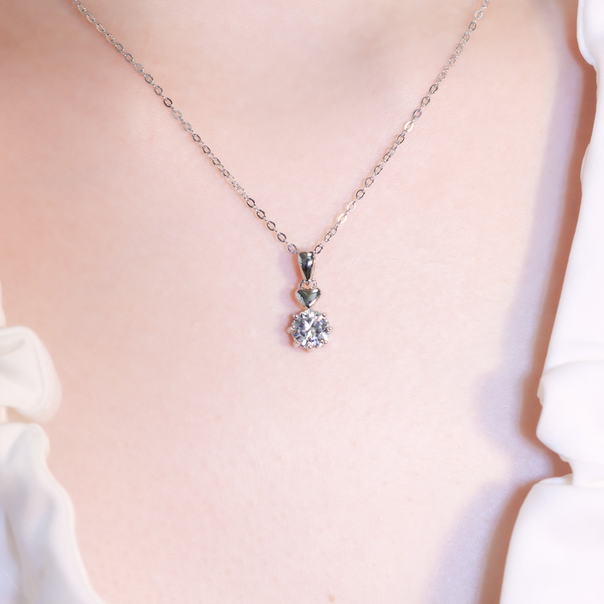 | 925純銀・厚鍍白金・莫桑石 | 貼心愛意項鍊 | NE1361 |