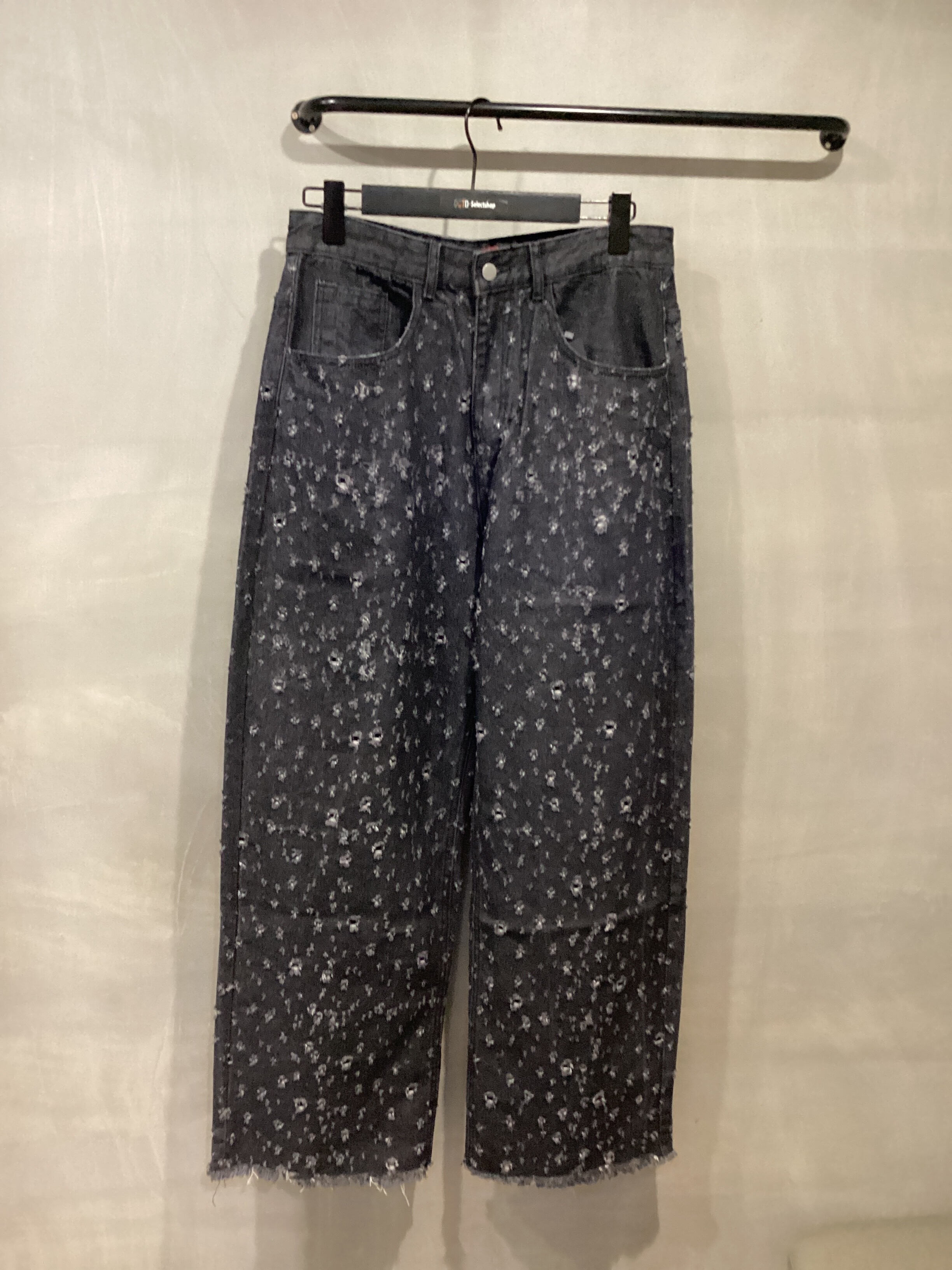 彈孔破壞牛仔褲