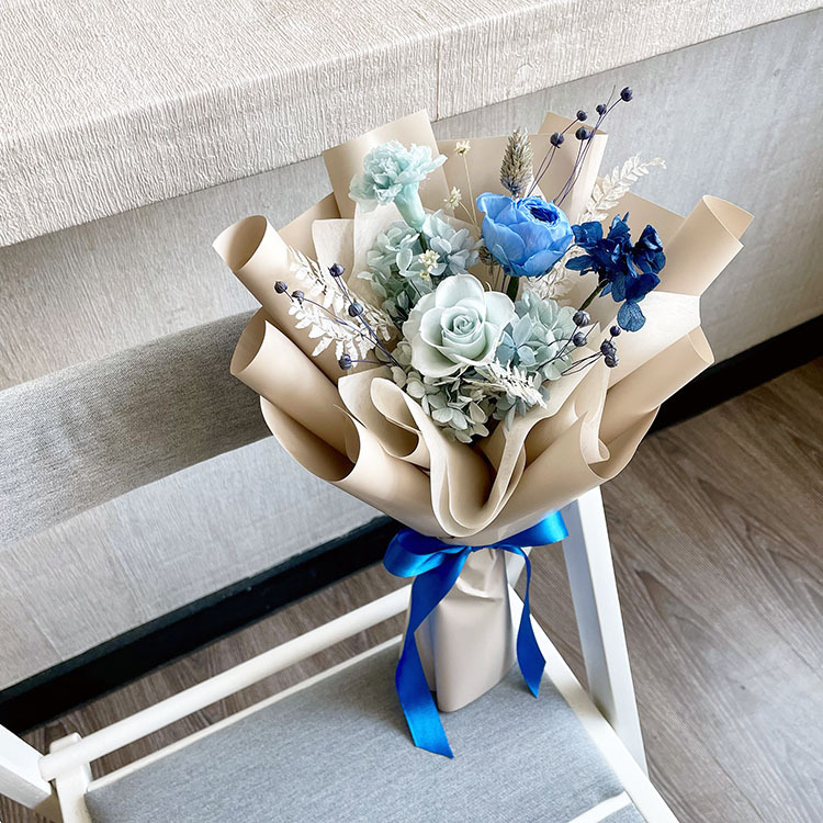 我們的藍調時光 ・藍玫瑰永生花束・現貨・附提袋・可宅配（外縣市限本島)