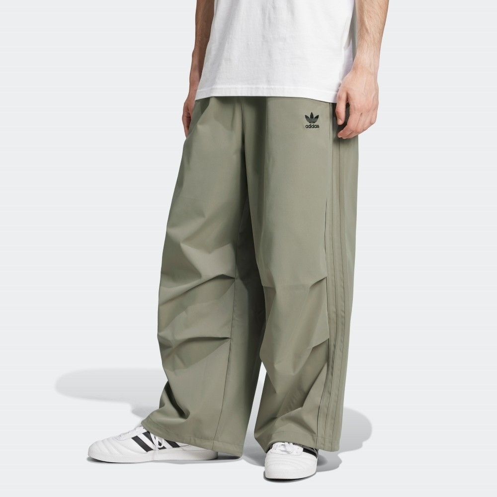 【 adidas PARACHUTE PANT 立體寬褲 - 卡其綠 】