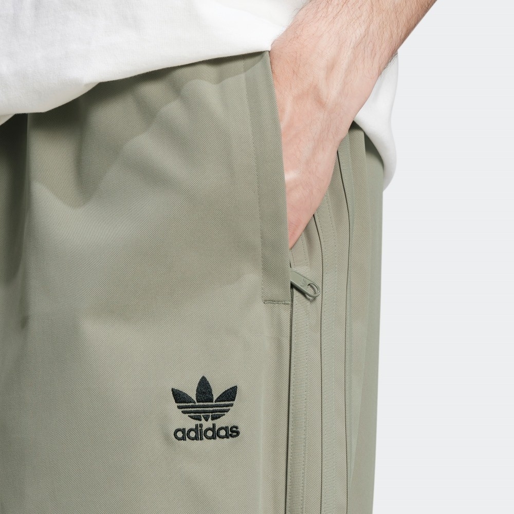 【 adidas PARACHUTE PANT 立體寬褲 - 卡其綠 】