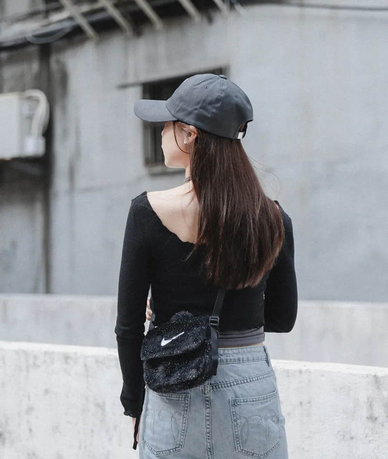 NIKE FUR BAG 毛毛金蔥 側背小包 (3色預訂!)