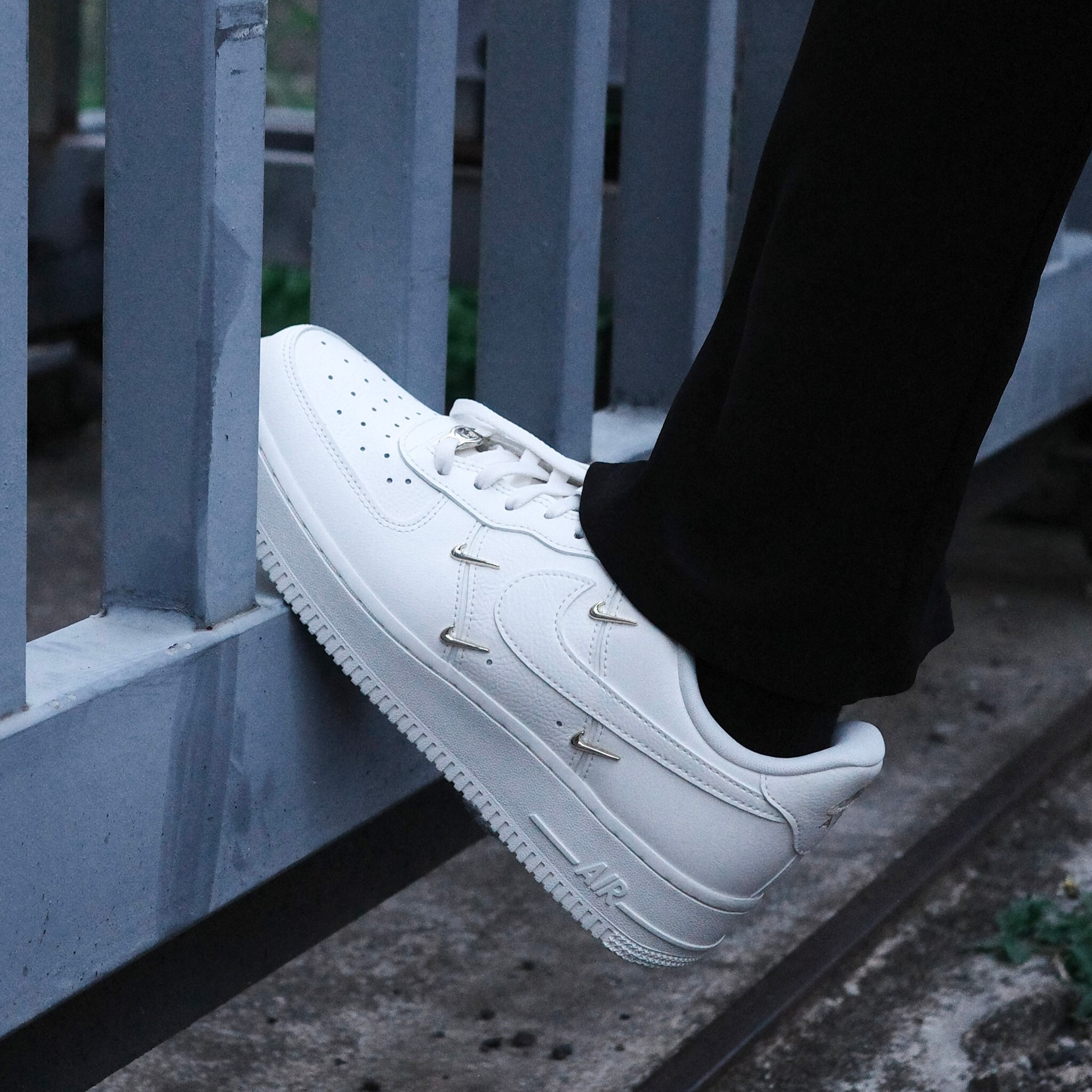 【NIKE】 AIR FORCE 1 '07 白金4連スウッシュ FV3654-111 original.jpeg?1720825344