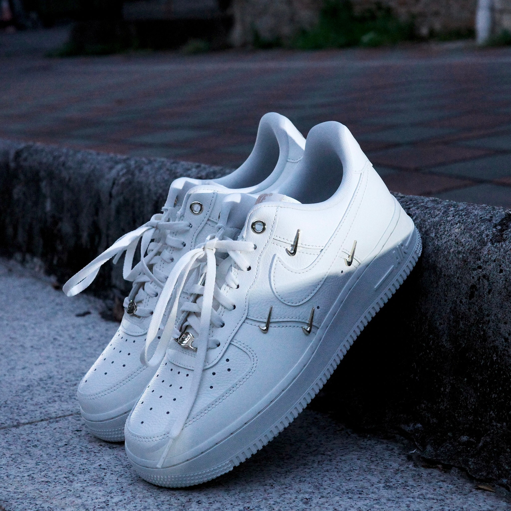 【NIKE】 AIR FORCE 1 '07 白金4連スウッシュ FV3654-111 original.jpeg?1720825344