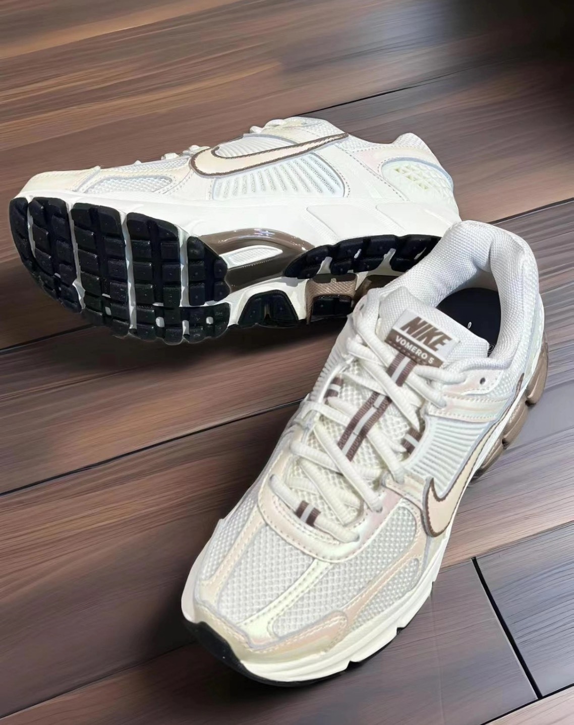 Nike Vomero 5 女款白色跑鞋