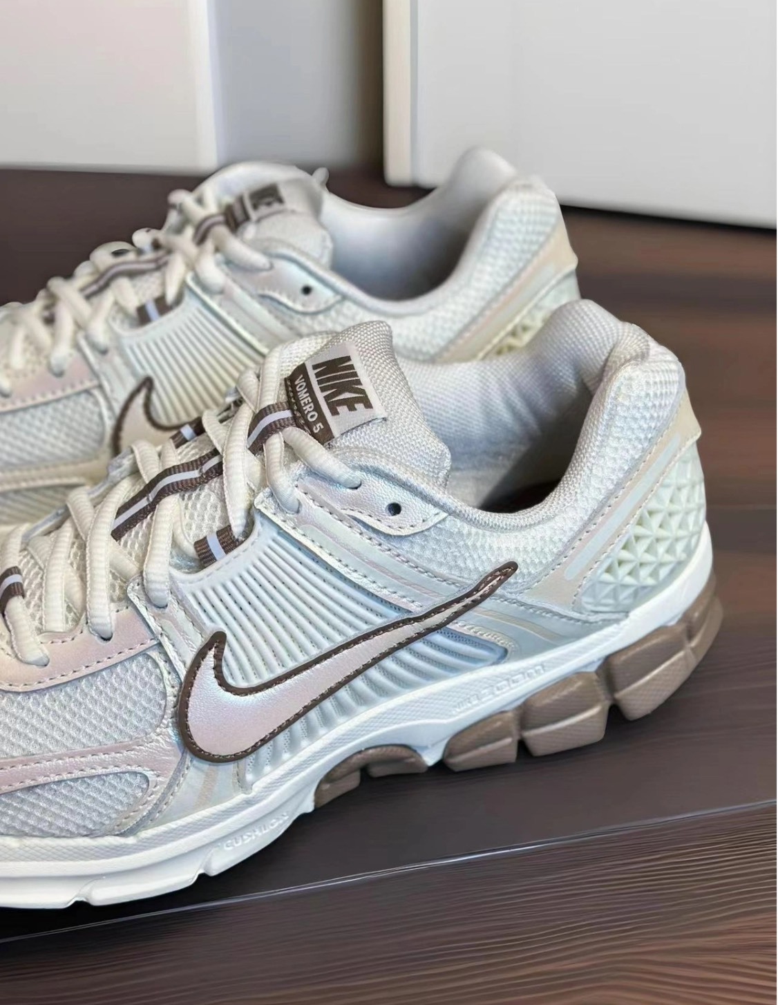 Nike Vomero 5 女款白色跑鞋