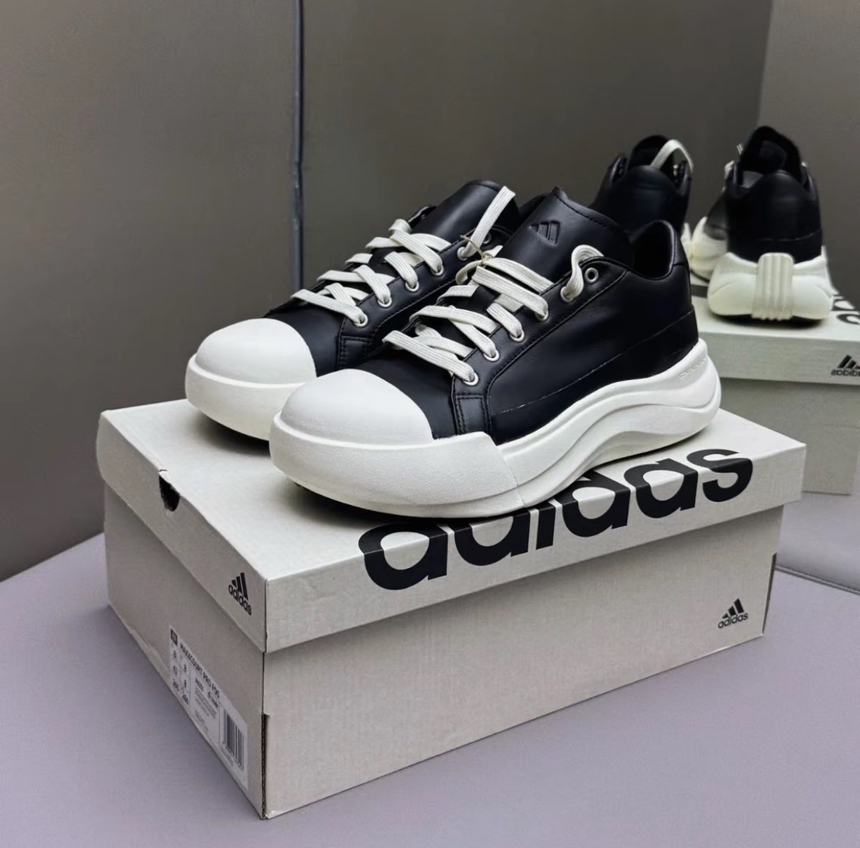 adidas MAXXCOURT PRO 黑色板鞋