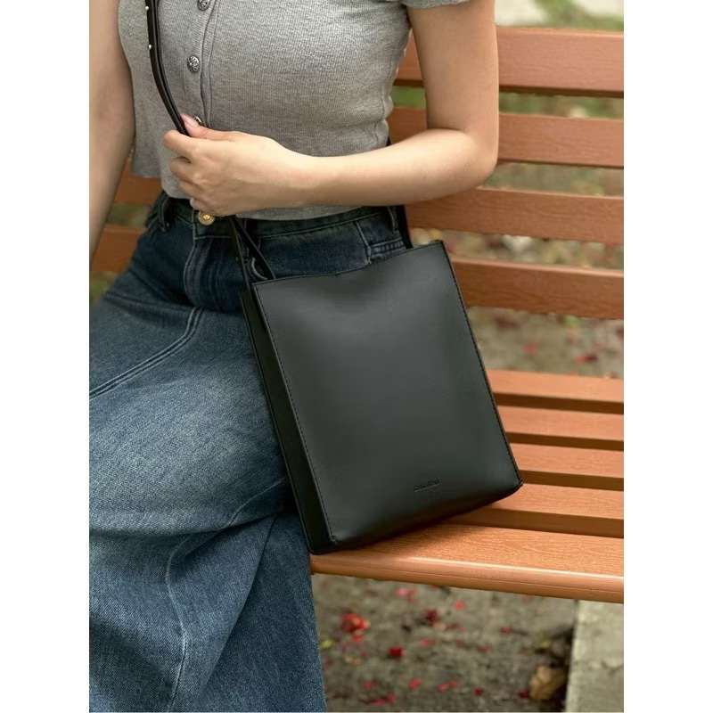 Calvin Klein CK 壓紋小字母 紙袋包 斜背包