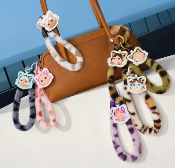 POPMART CRYBABY 豹紋貓貓 - 手機掛繩盲盒 (H5 PO554)