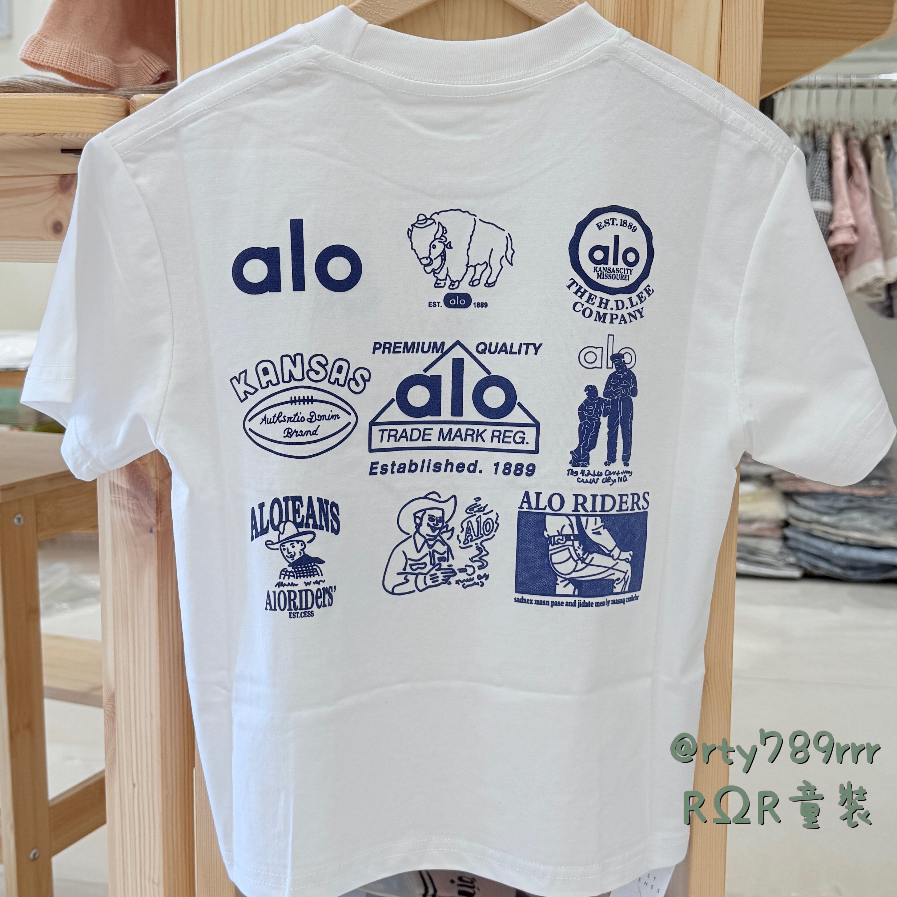 小鎮標章俱樂部T恤