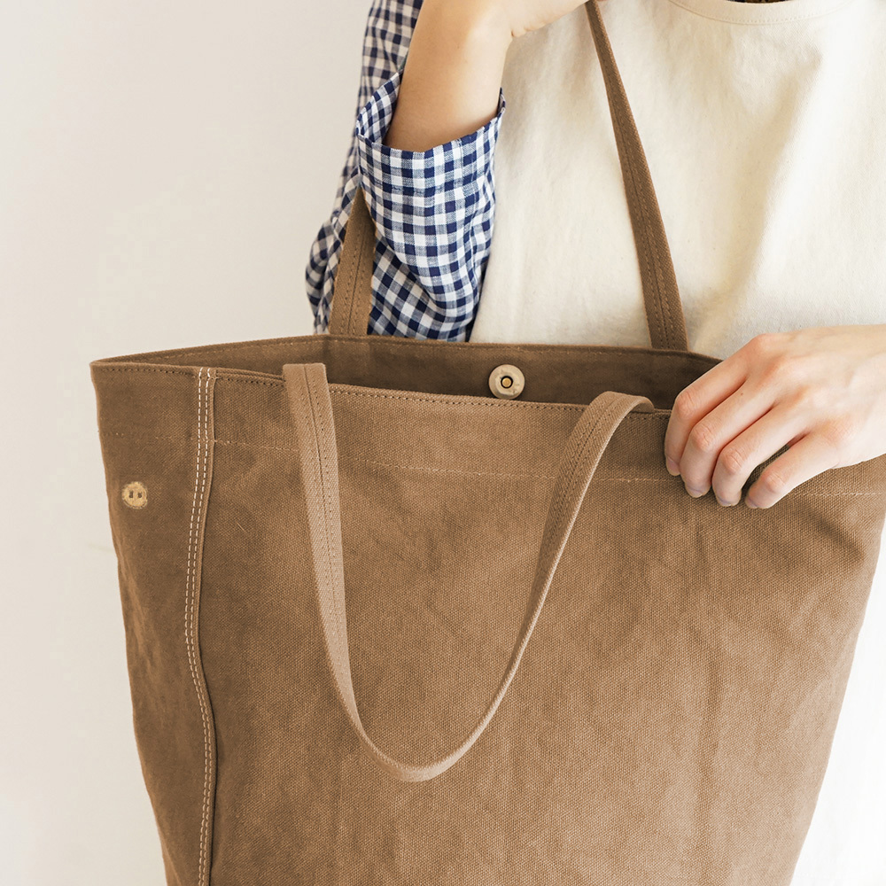 褐土色小Cam 托特包側面視角，展現立體袋型與簡約車線輪廓