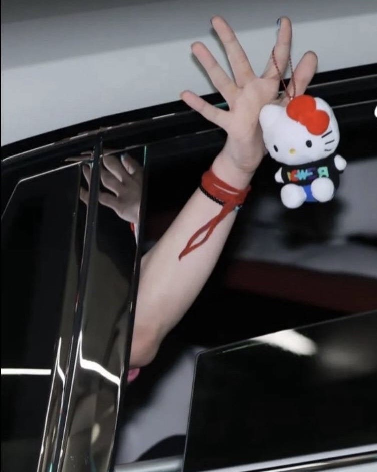 Sanrio 三麗鷗 Hello Kitty 凱蒂貓 經典系列 坐姿 玩偶 包包掛件 吊飾 10.5cm