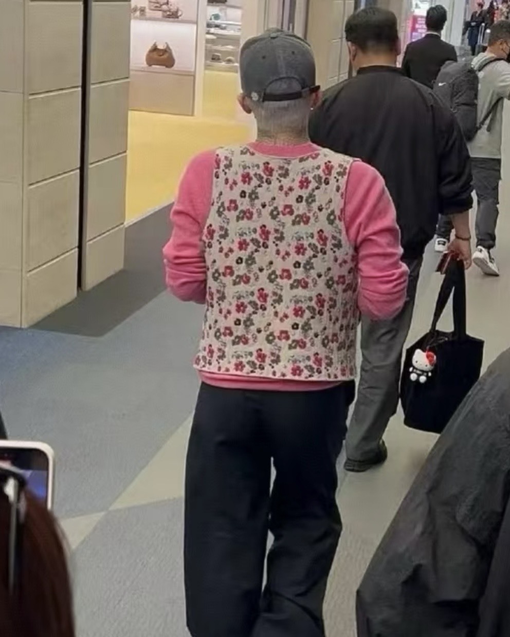 Sanrio 三麗鷗 Hello Kitty 凱蒂貓 經典系列 坐姿 玩偶 包包掛件 吊飾 10.5cm