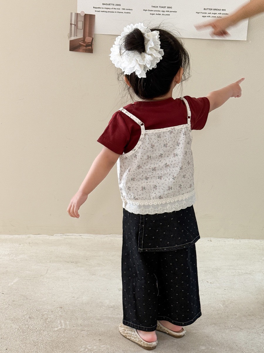 字母吊帶碎花上衣