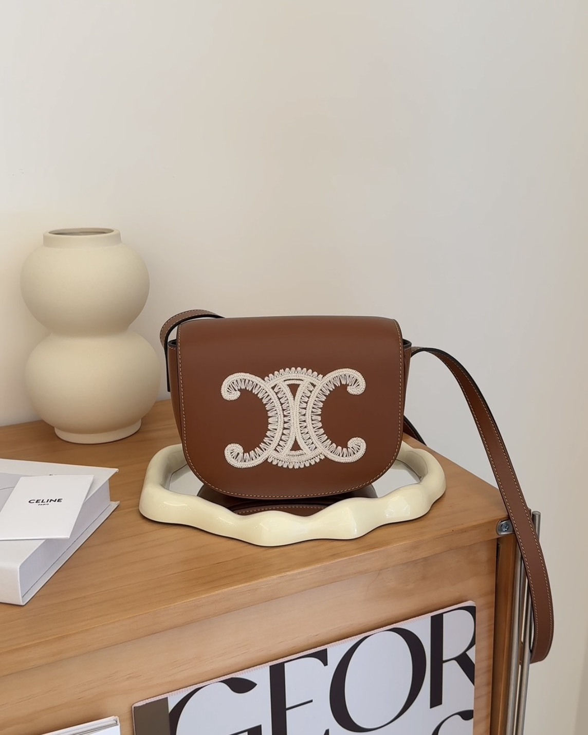 CELINE｜刺繡凱旋門馬鞍包 棕色