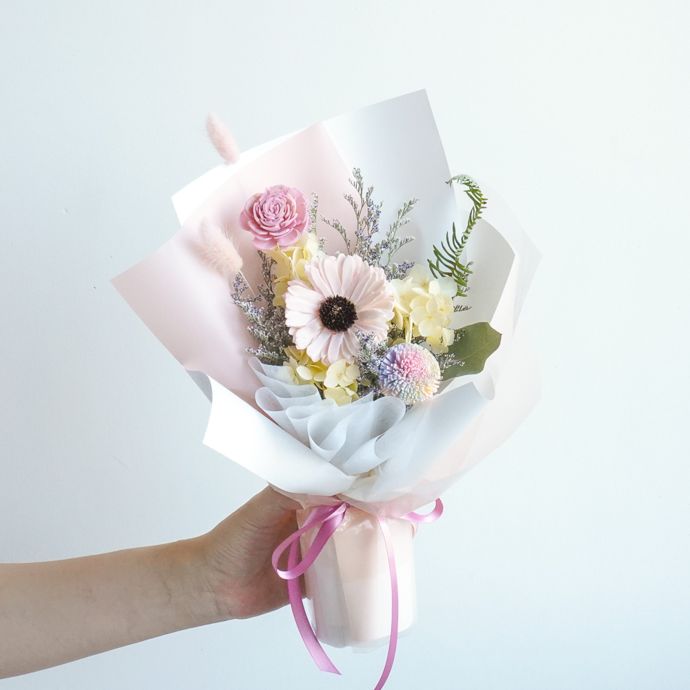 畢業花束,向日葵畢業花束推薦粉色畢業花束,草莓奶霜手拿,畢業花束推薦台北