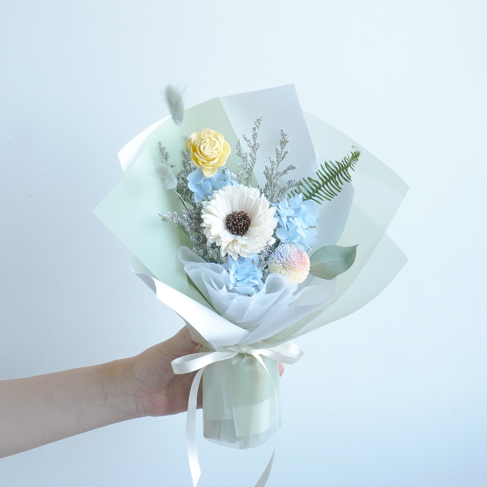 畢業花束,向日葵畢業花束推薦藍色畢業花束,藍天薄荷畢業花束,手拿