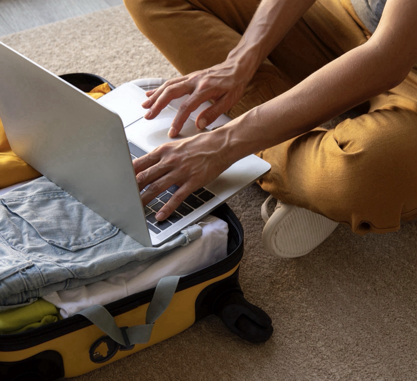 在行李箱上用筆電