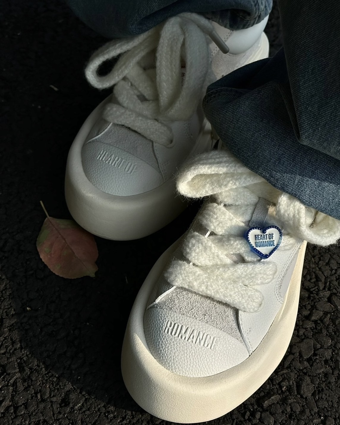 【現貨】Heart Of Romance 厚底 愛心 麂皮 淺灰白